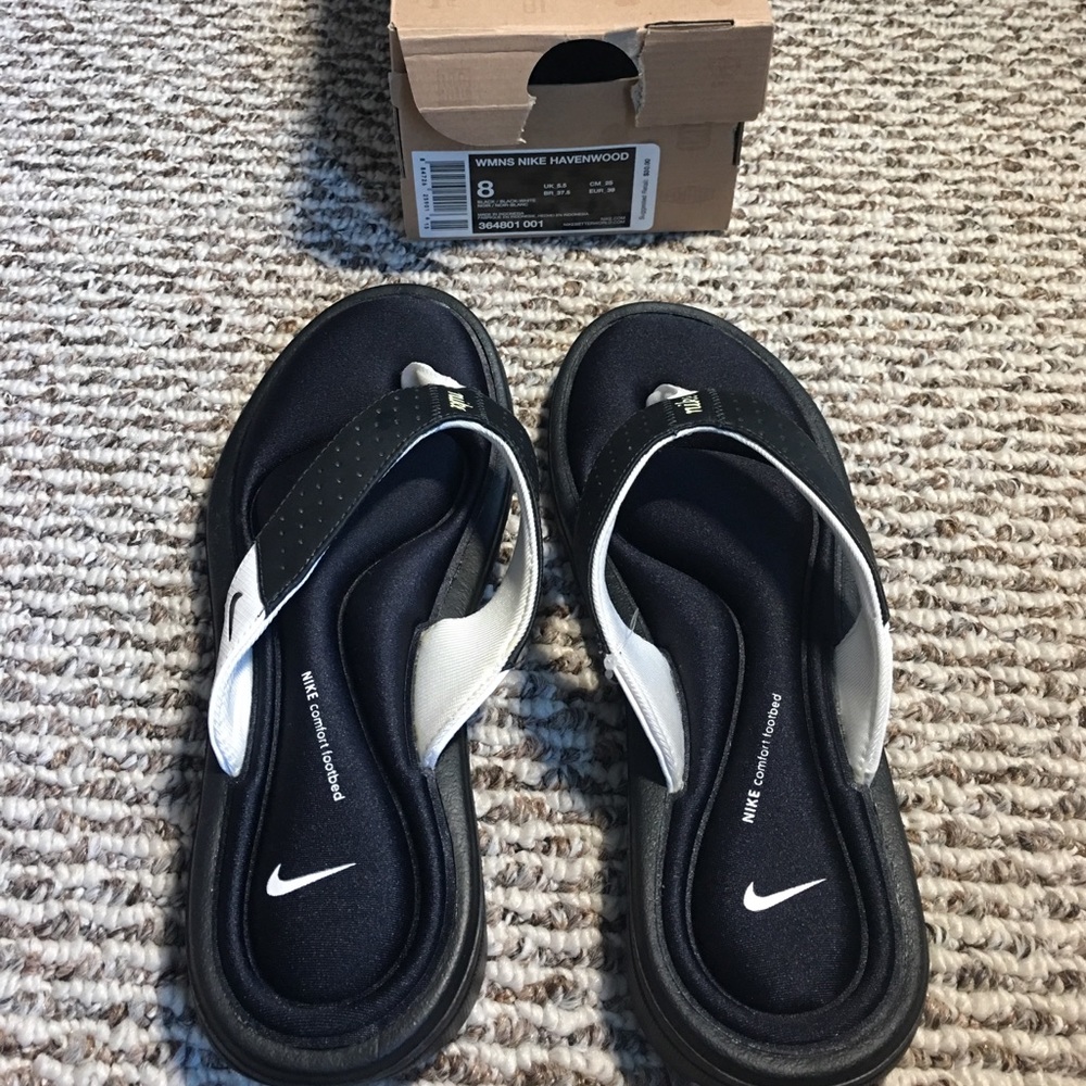 WOMEN'S NIKE FLIP FLOPS NEVER WORN