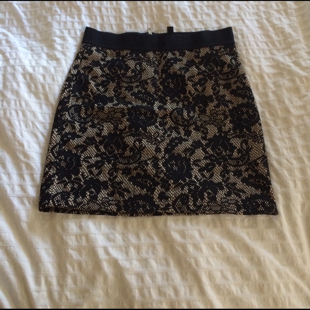 NWOT Lace mini skirt