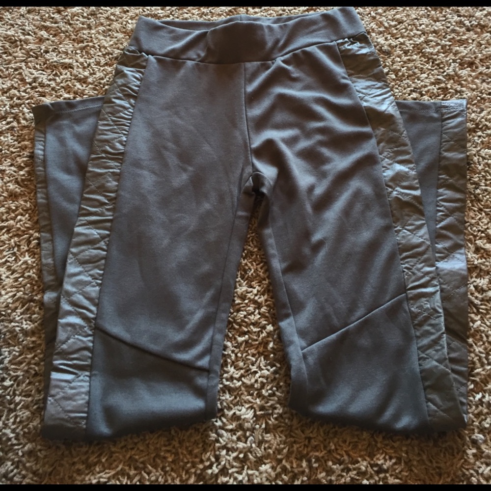 Grey legging with side pleather quilting