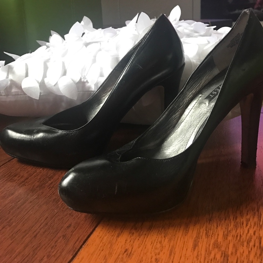 Great black leather pumps! 7M