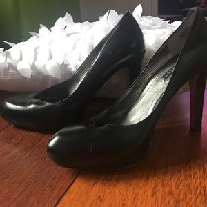 Great black leather pumps! 7M