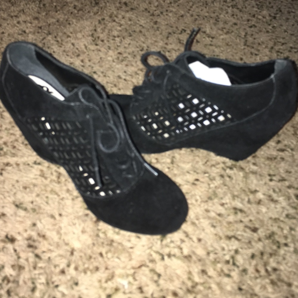 black wedges