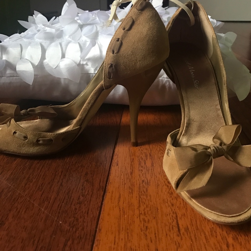 Brand NEW elegant spring pumps. LEATHER UPPER 7