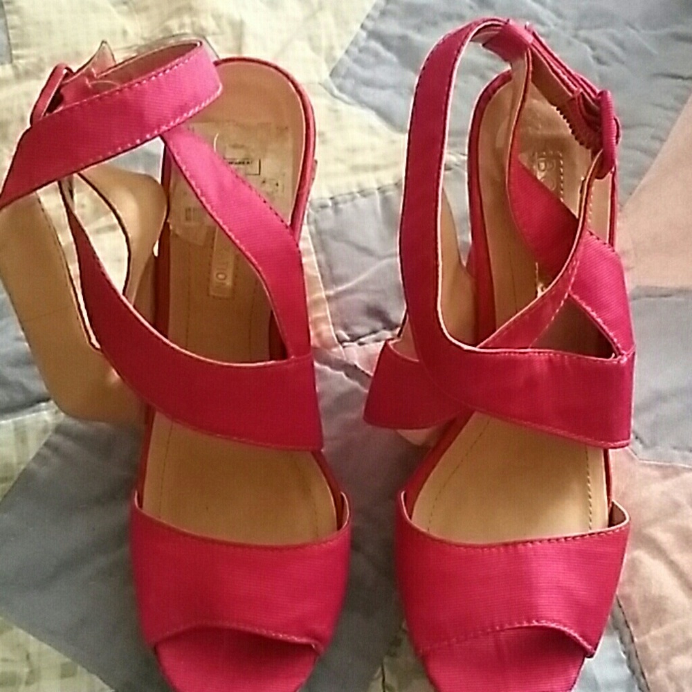 BCB GENERATION FUSCIA COLORED WEDGES SIZE 7