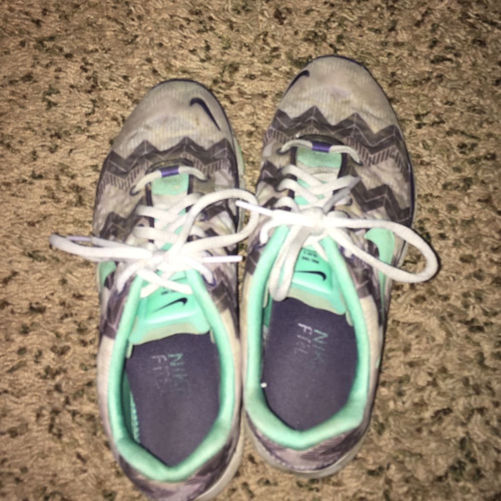 Nike chevron tennis shoes