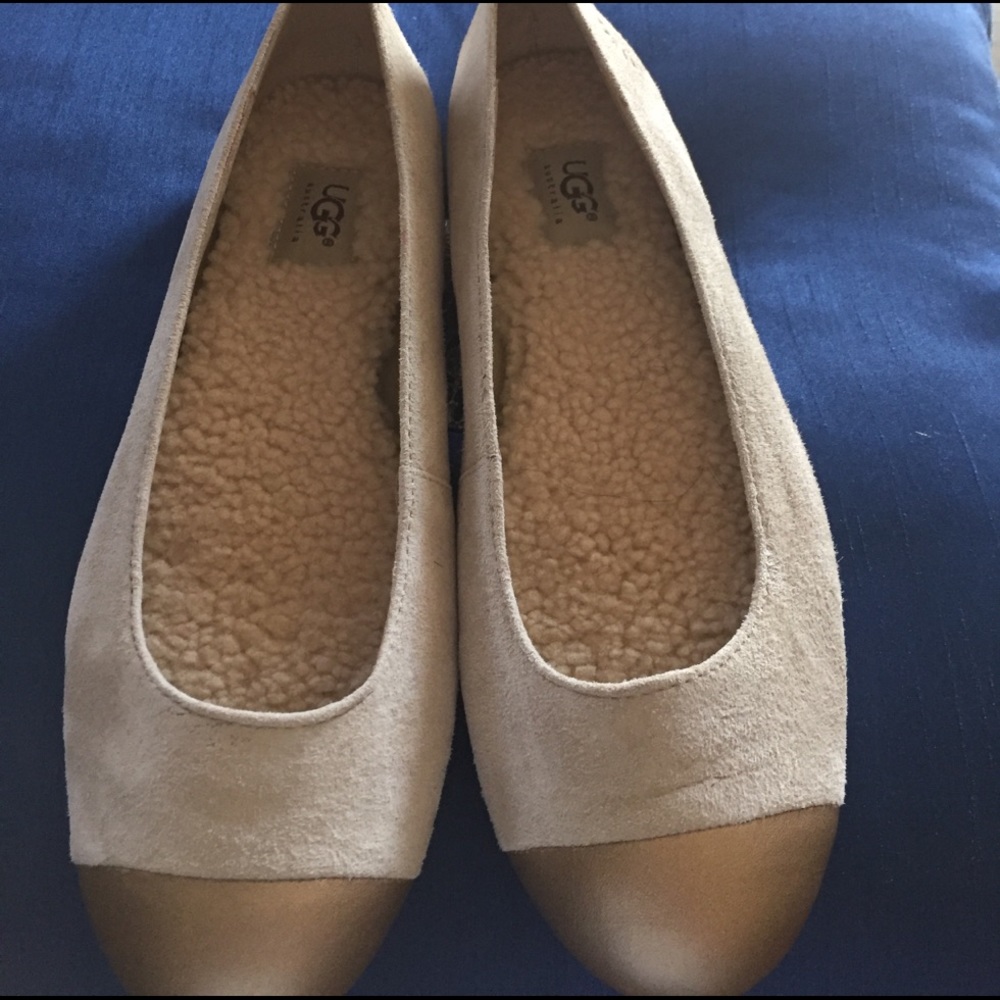 UGGS Size 9 Flats!! NWT