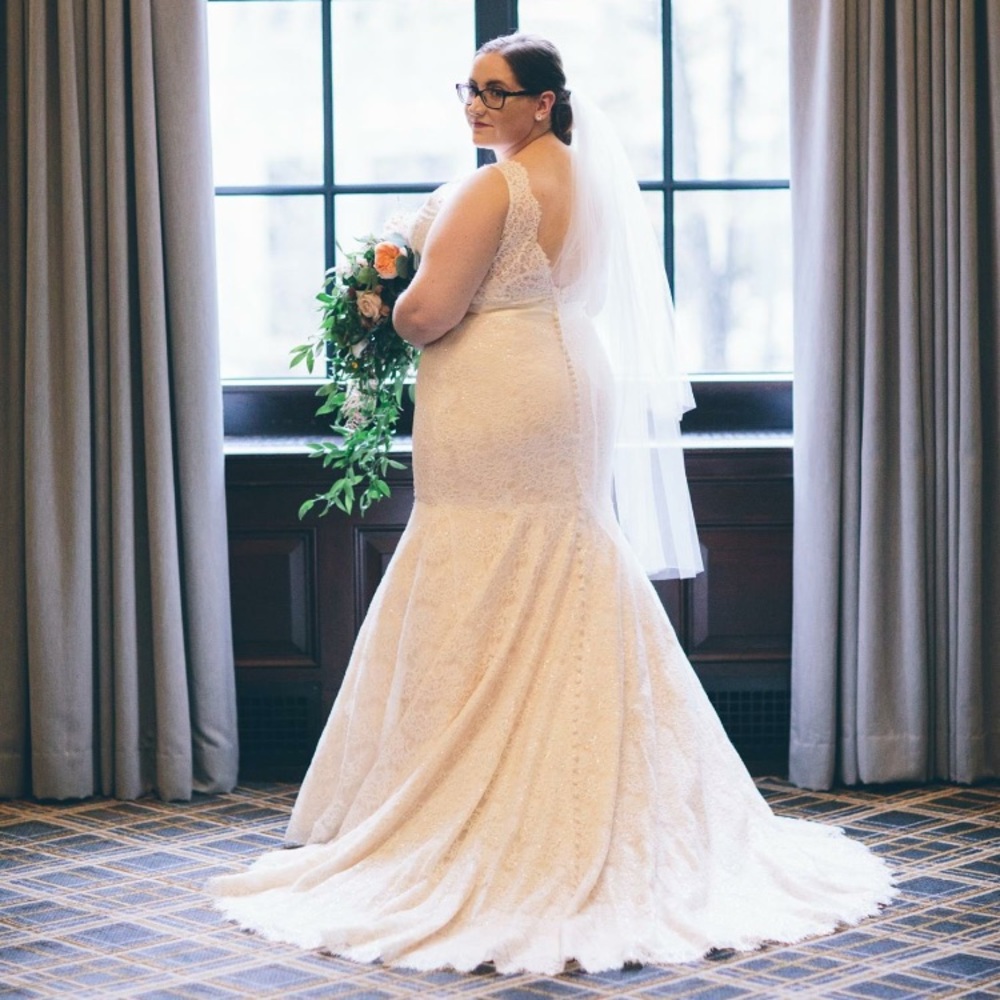 Allure 9201 Lace Bridal Gown ✨ Street Size 16