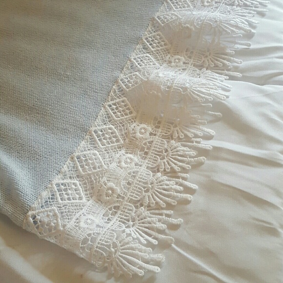 H&M sweater with a crocheted lace hem - Picture 2 of 3