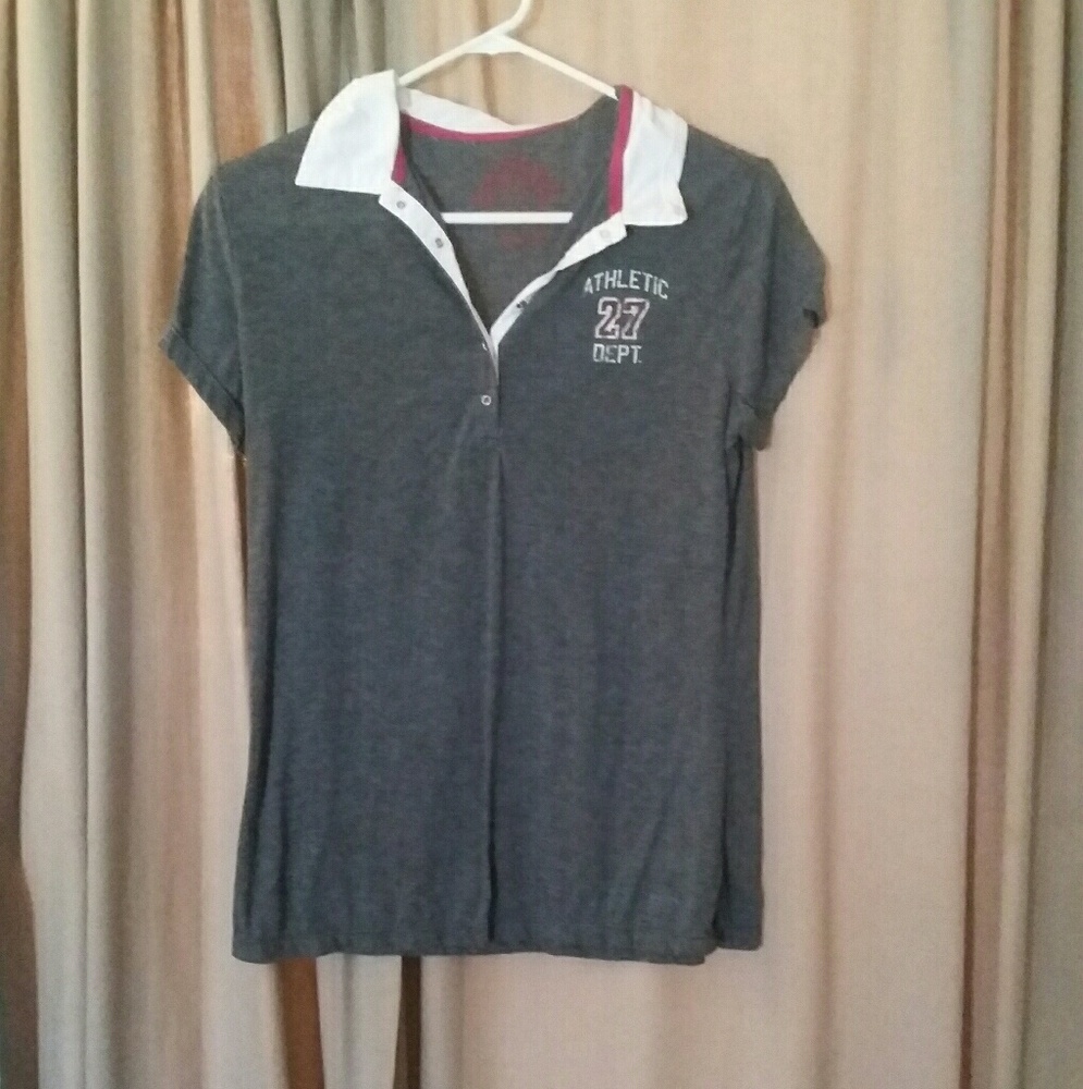2 Shirts, one green and one grey.