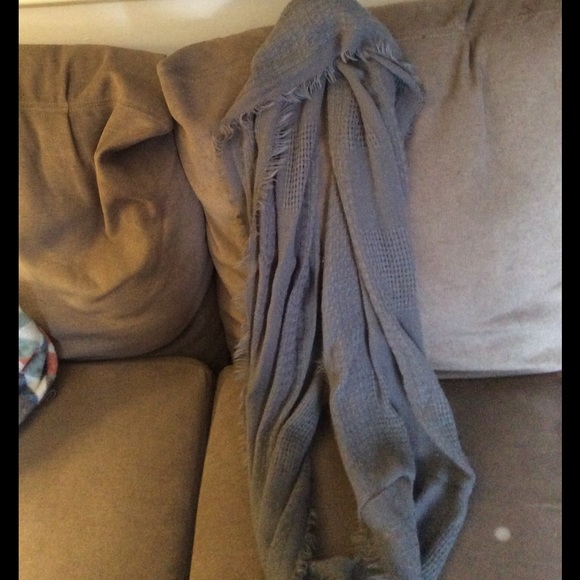 Gray circle scarf - Picture 2 of 2