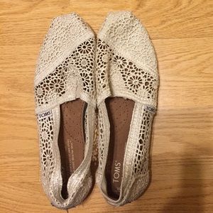 White lace toms