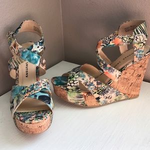 NWT Size 10 Chinese Laundry Floral Print Wedges