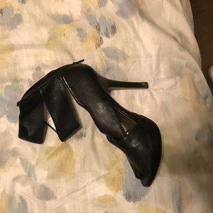 Black ankle cuff Heals