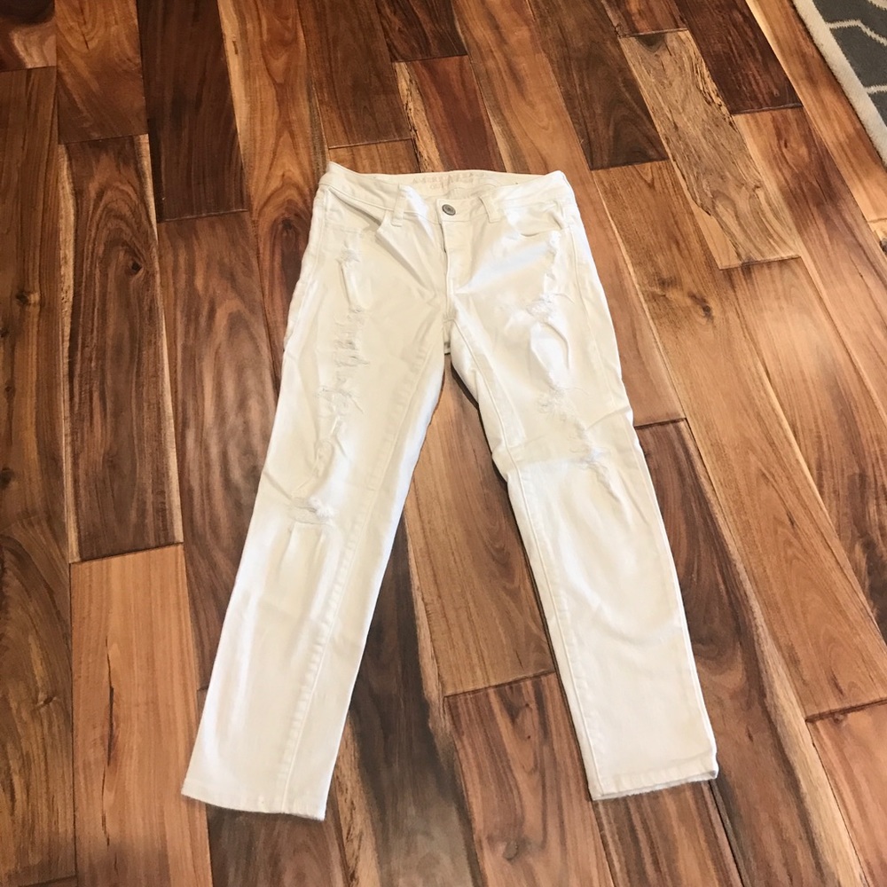 White American Eagle distressed jean capris