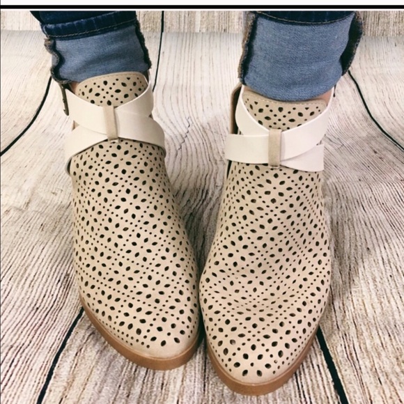 🌸🆕 Lazer Pattern Monochromatic Booties - Picture 2 of 8