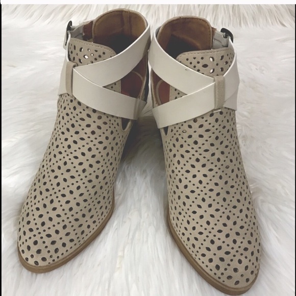 🌸🆕 Lazer Pattern Monochromatic Booties - Picture 3 of 8