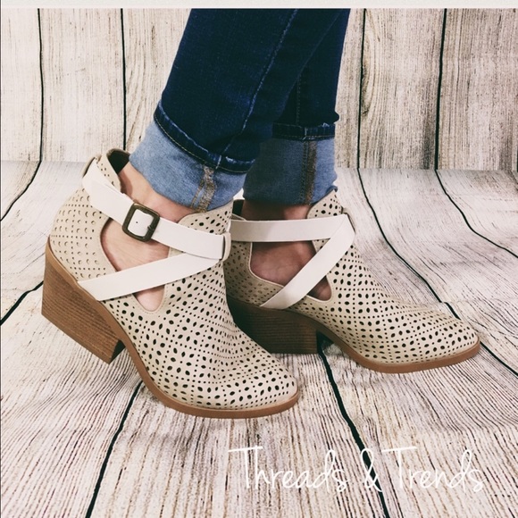 🌸🆕 Lazer Pattern Monochromatic Booties - Picture 5 of 8