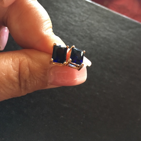 Deep blue colored stones in earrings - Picture 1 of 4