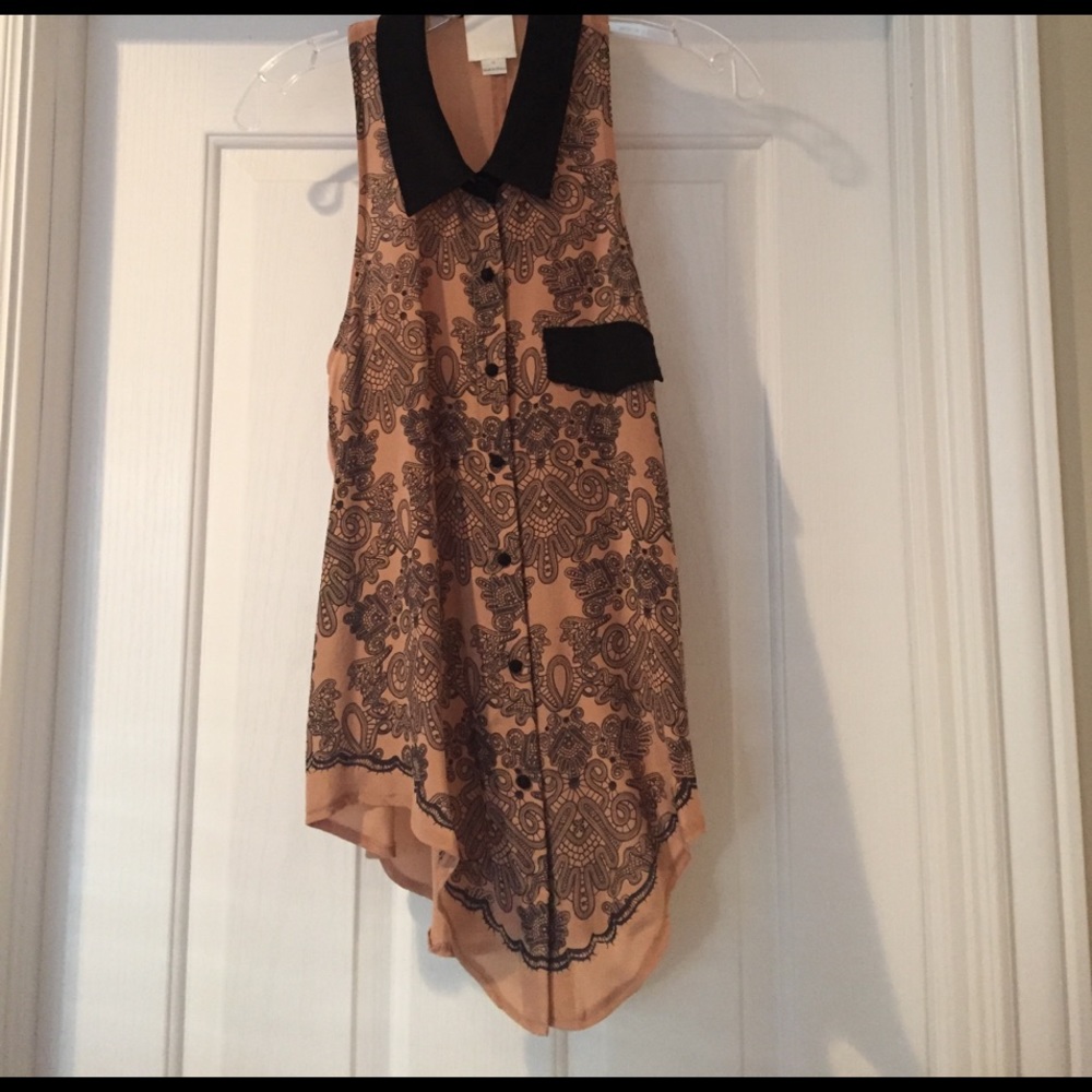 Line & dot sleeveless a-line blouse.