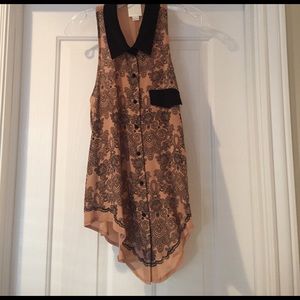 Line & dot sleeveless a-line blouse.