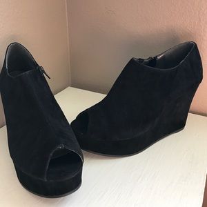 NWT Size 11 Madden Girl Faux Suede Open Toe Wedges