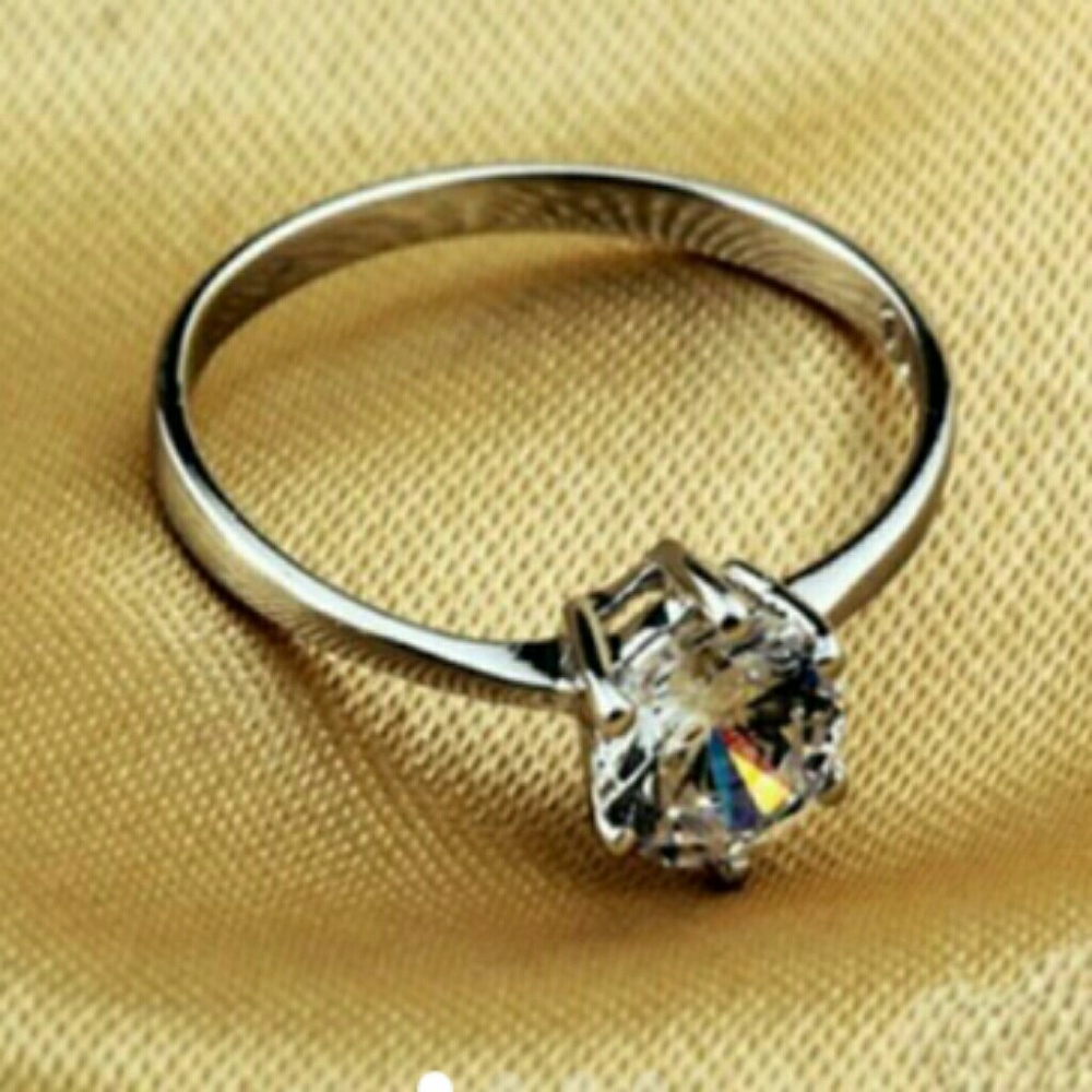 Beautiful stimulated diamond ring