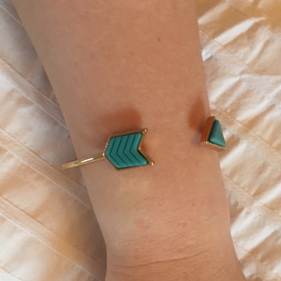 NWOT Gold and Turquoise Arrow Bracelet - Picture 3 of 3