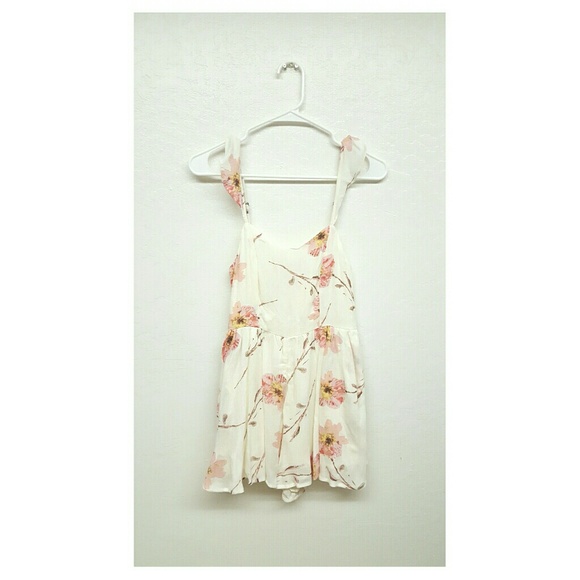 [URBAN OUTFITTERS] Kimchi Blue Petunia Romper - Picture 1 of 8