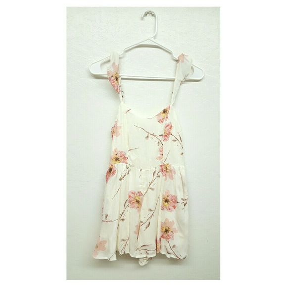 [URBAN OUTFITTERS] Kimchi Blue Petunia Romper - Picture 2 of 8