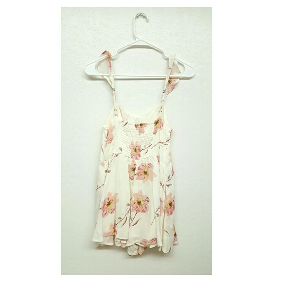 [URBAN OUTFITTERS] Kimchi Blue Petunia Romper - Picture 3 of 8