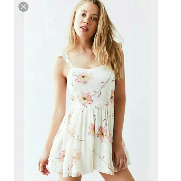 [URBAN OUTFITTERS] Kimchi Blue Petunia Romper - Picture 7 of 8
