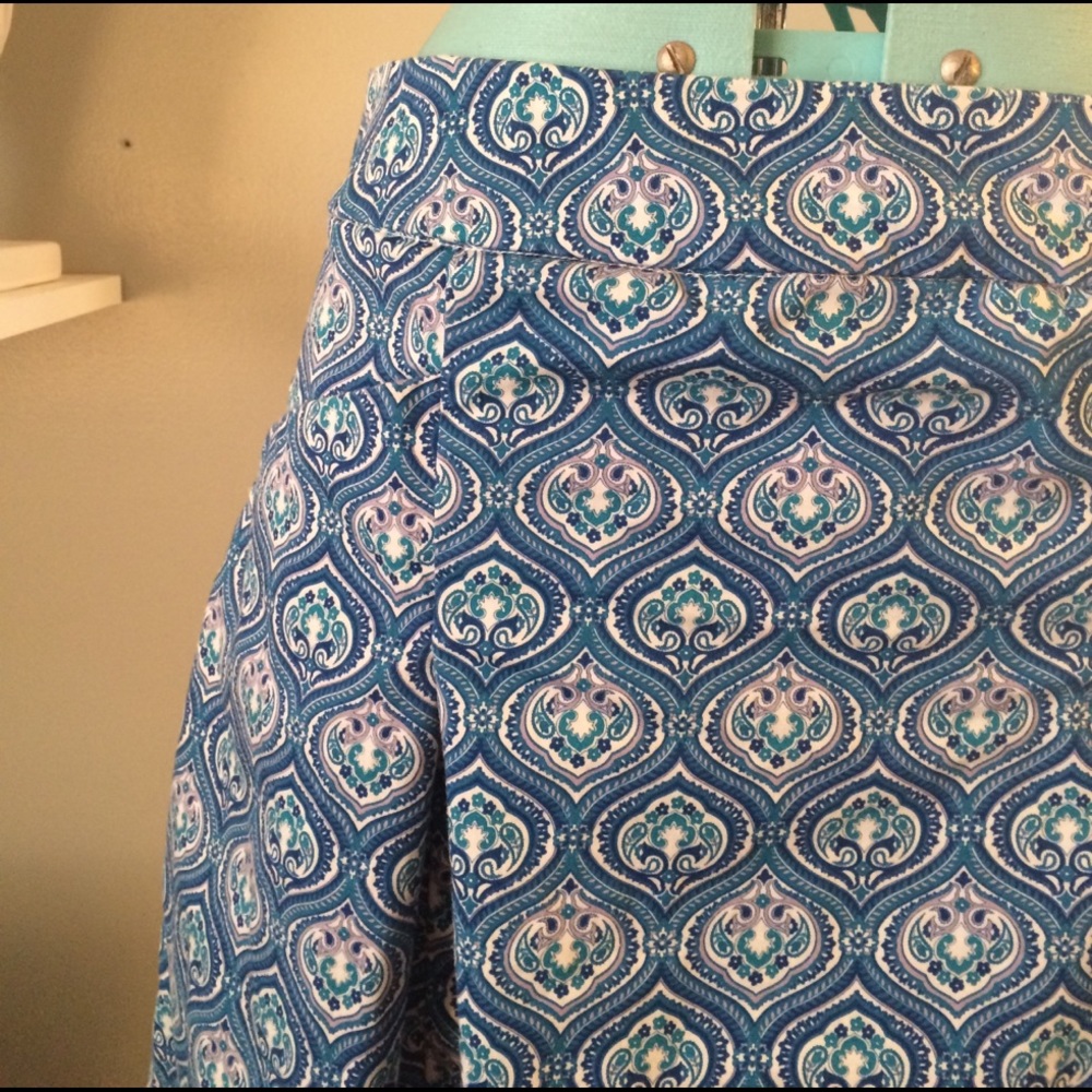 Blue patterned skirt with POCKETS!!! Size 4