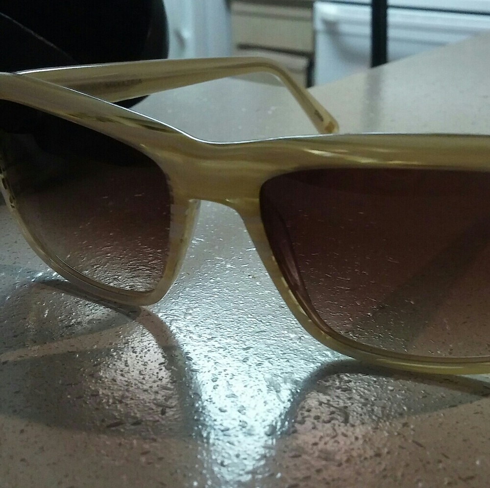 😎Bcbg sunnies price $20