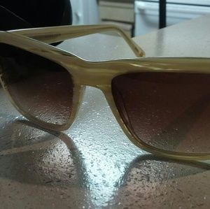 😎Bcbg sunnies price $20