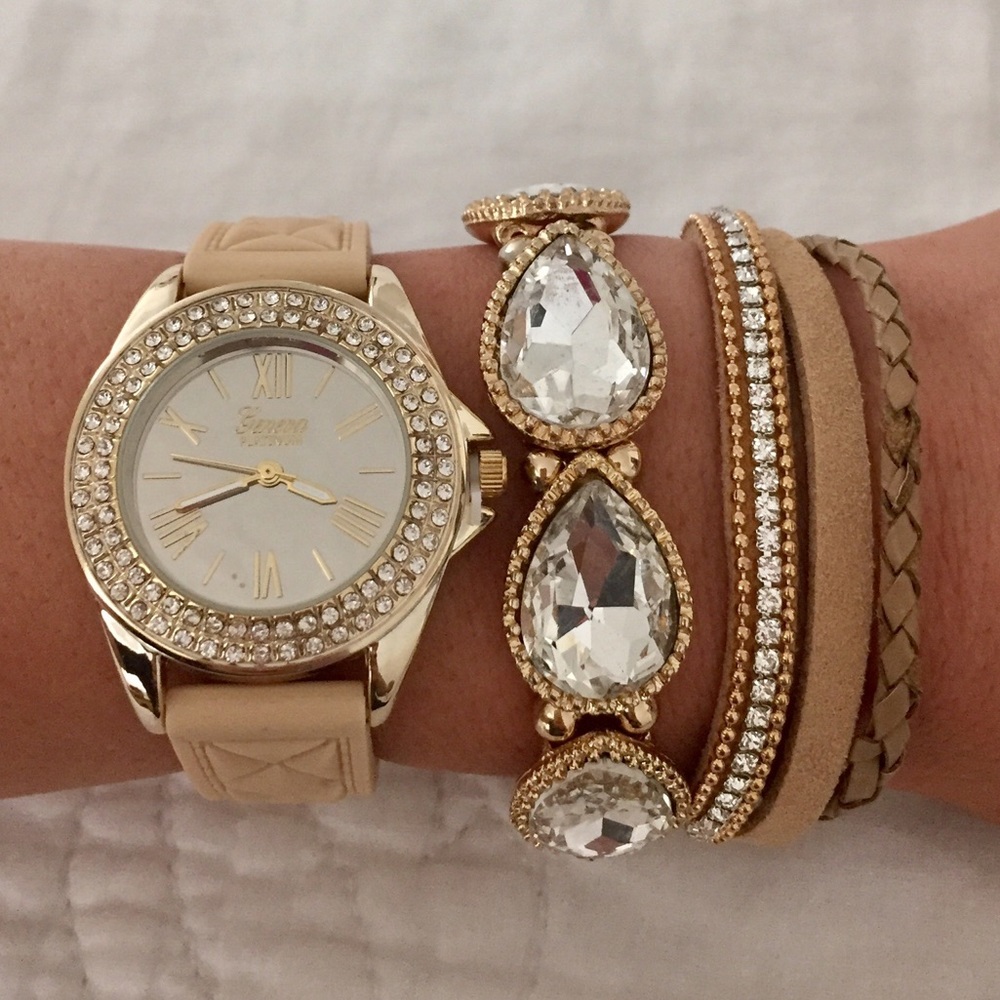 🎉 HP 🎉 Beige Quilted Watch!