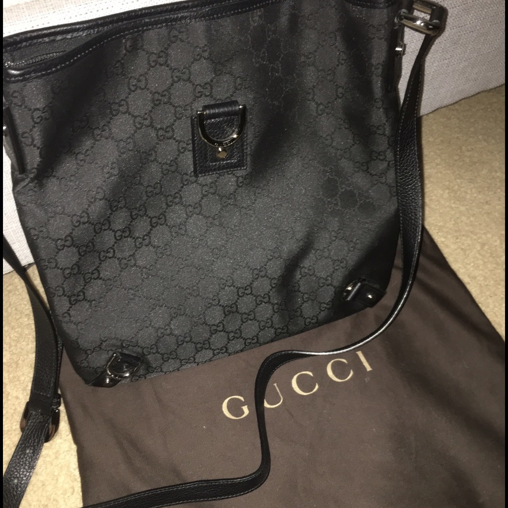 Gucci Black 'GG' Logo Canvas Messenger bag.