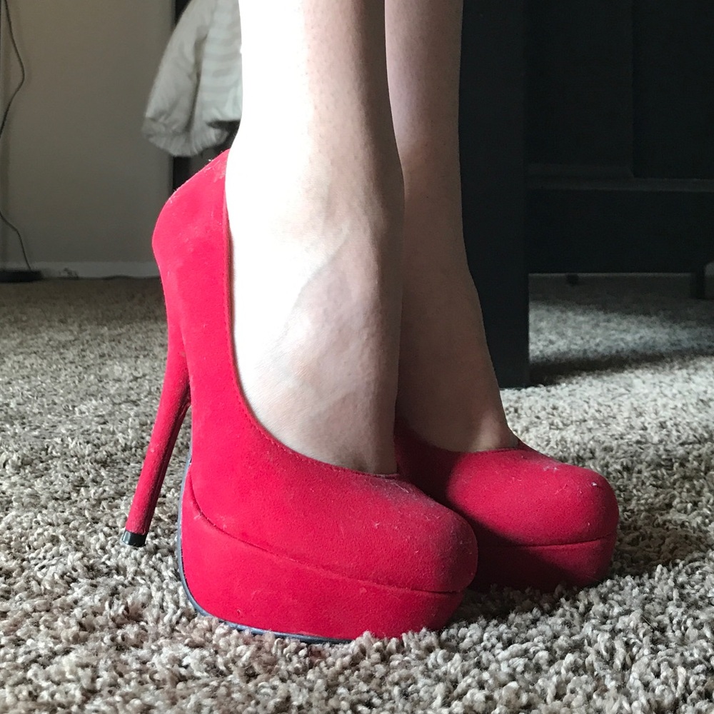 Stunning red pumps 👠
