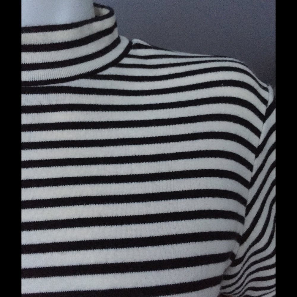 Liz Claiborne mock neck short sleeve top