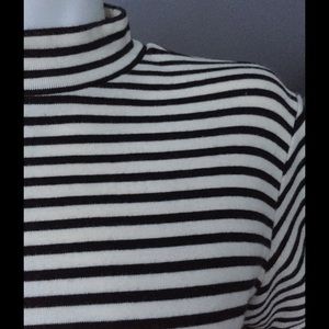 Liz Claiborne mock neck short sleeve top