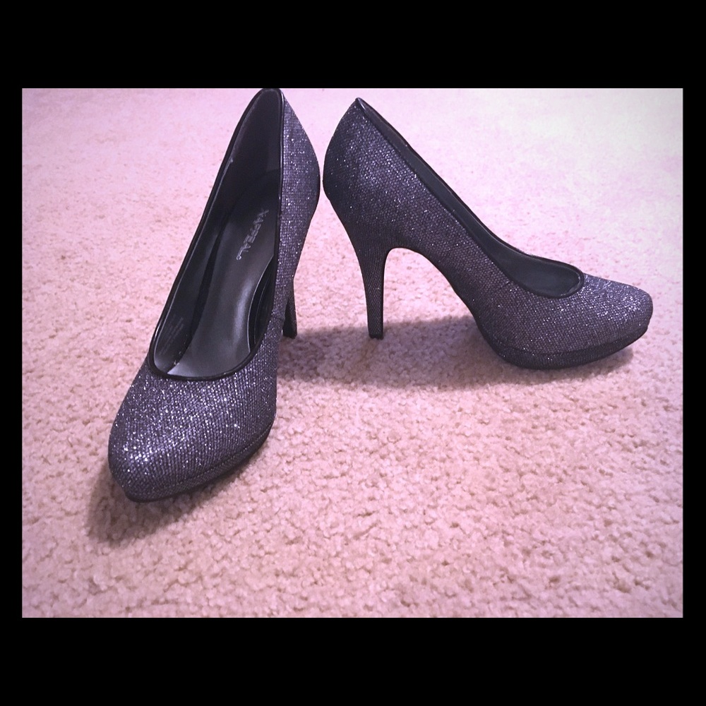 NWOT - Size 6 Black and Silver Heels