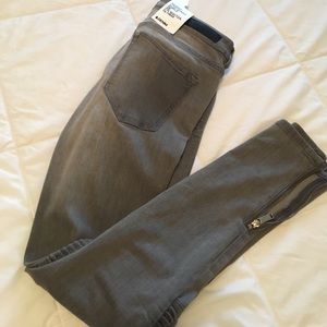 H&M skinny low waist ankle faded zippered jeans.