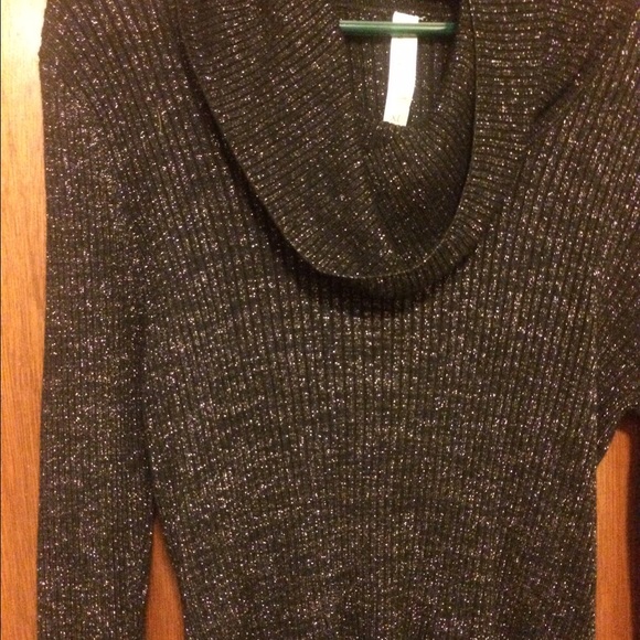 XL Black And Silver Top. Must Bundle - Picture 2 of 3