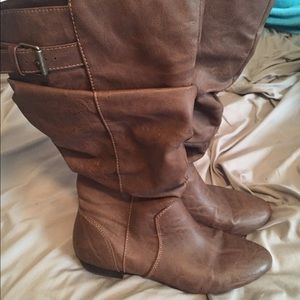Brown boots. Size 8
