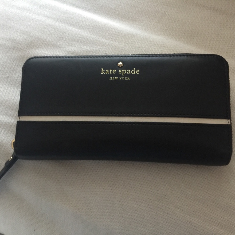 Preloved Authentic Kate Spade zip-around wallet