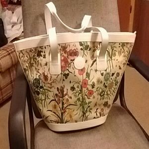 Fabulous Gucci tote. Rare floral design.