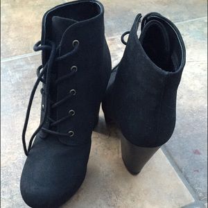7.5 Black lace up booties