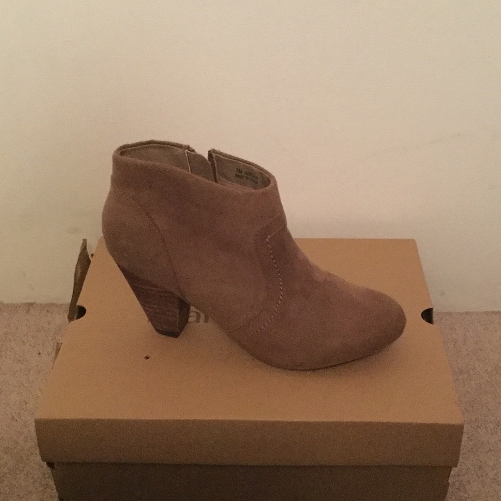 Super cute taupe booties size 7