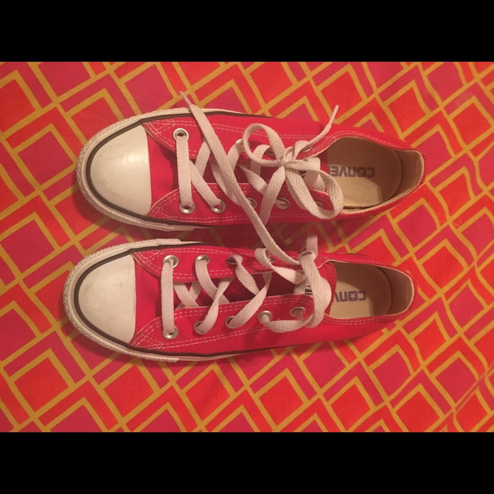 Red low top converse