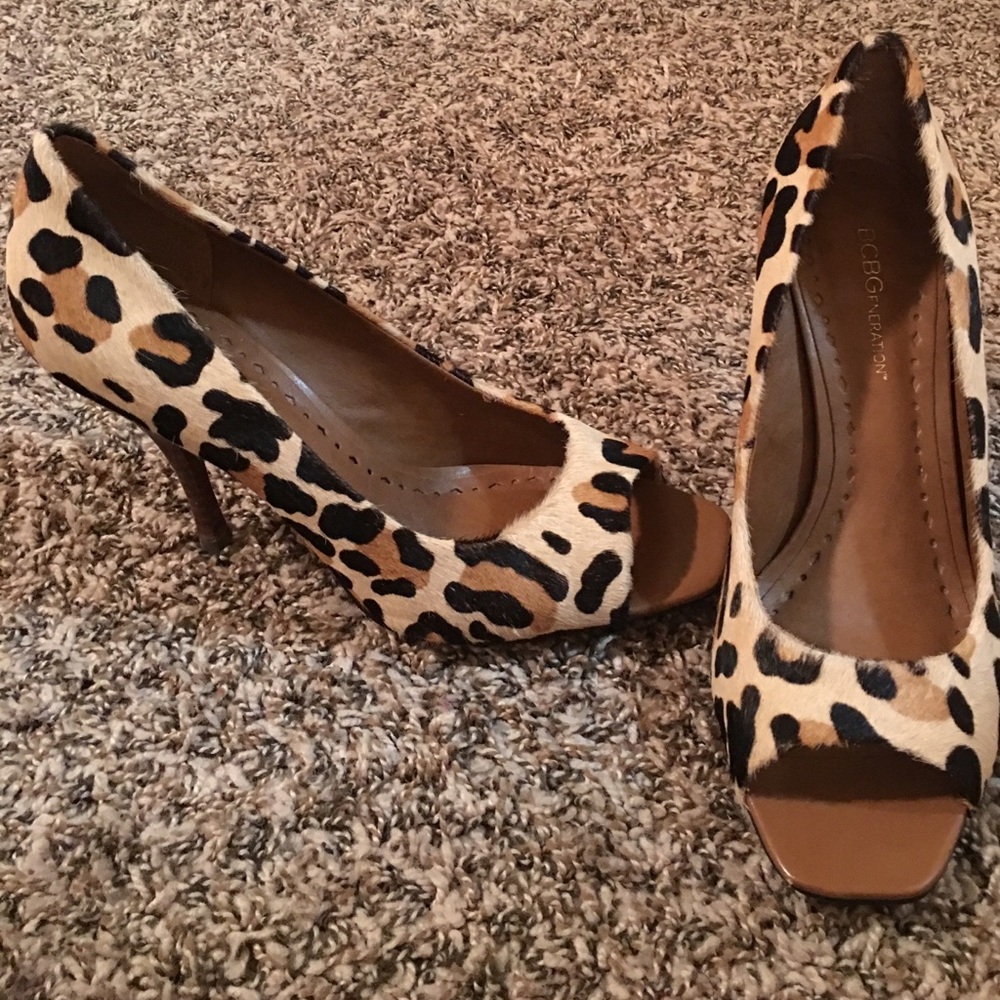 BCBG size 8 calf hair leopard heels