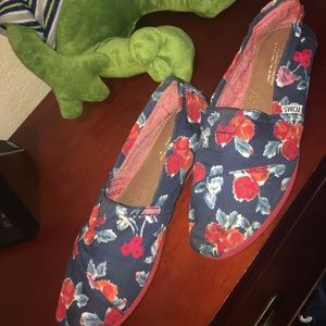Flower print toms